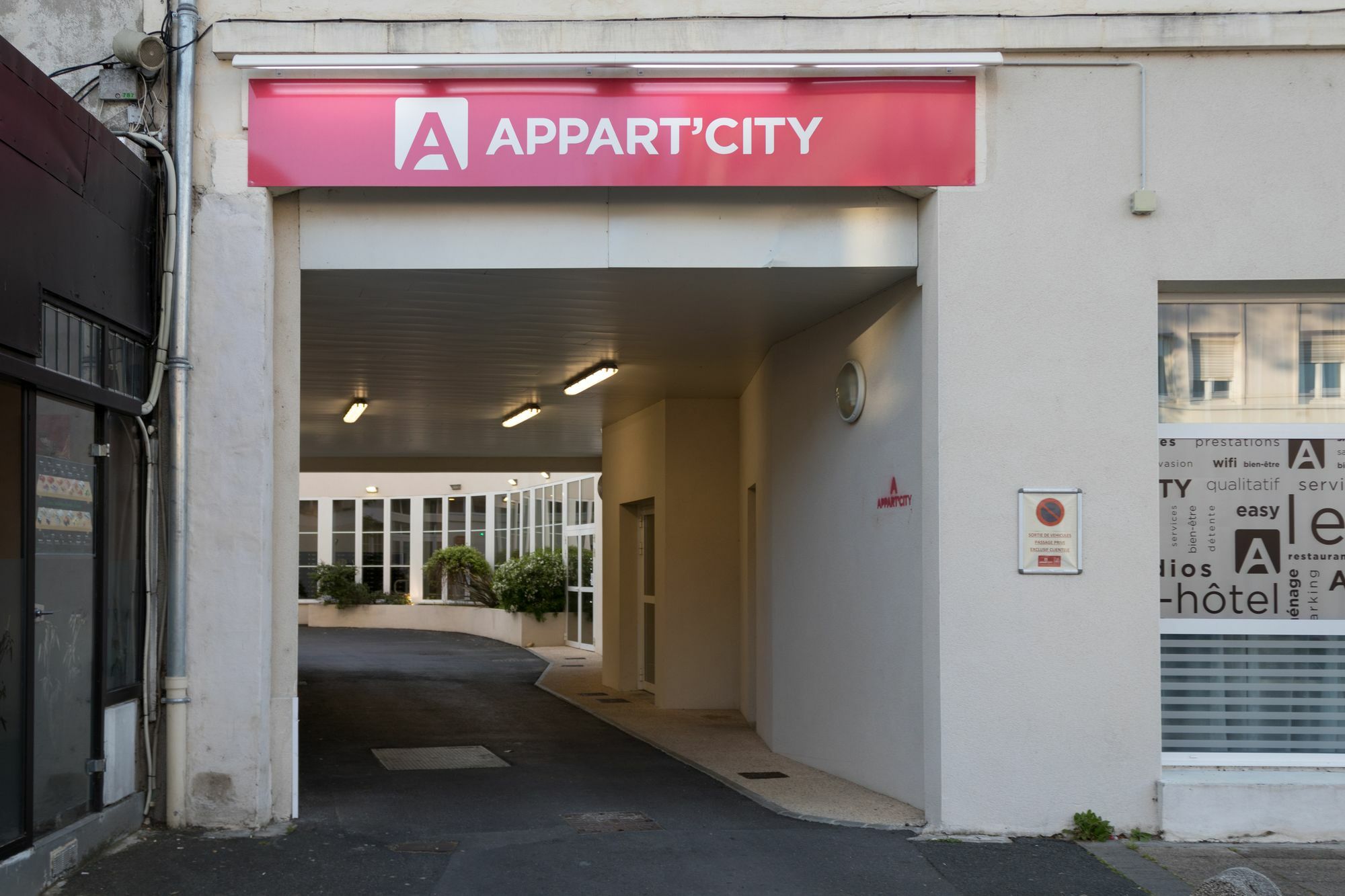 Appart'City Confort Niort Centre Aparthotel Exteriör bild